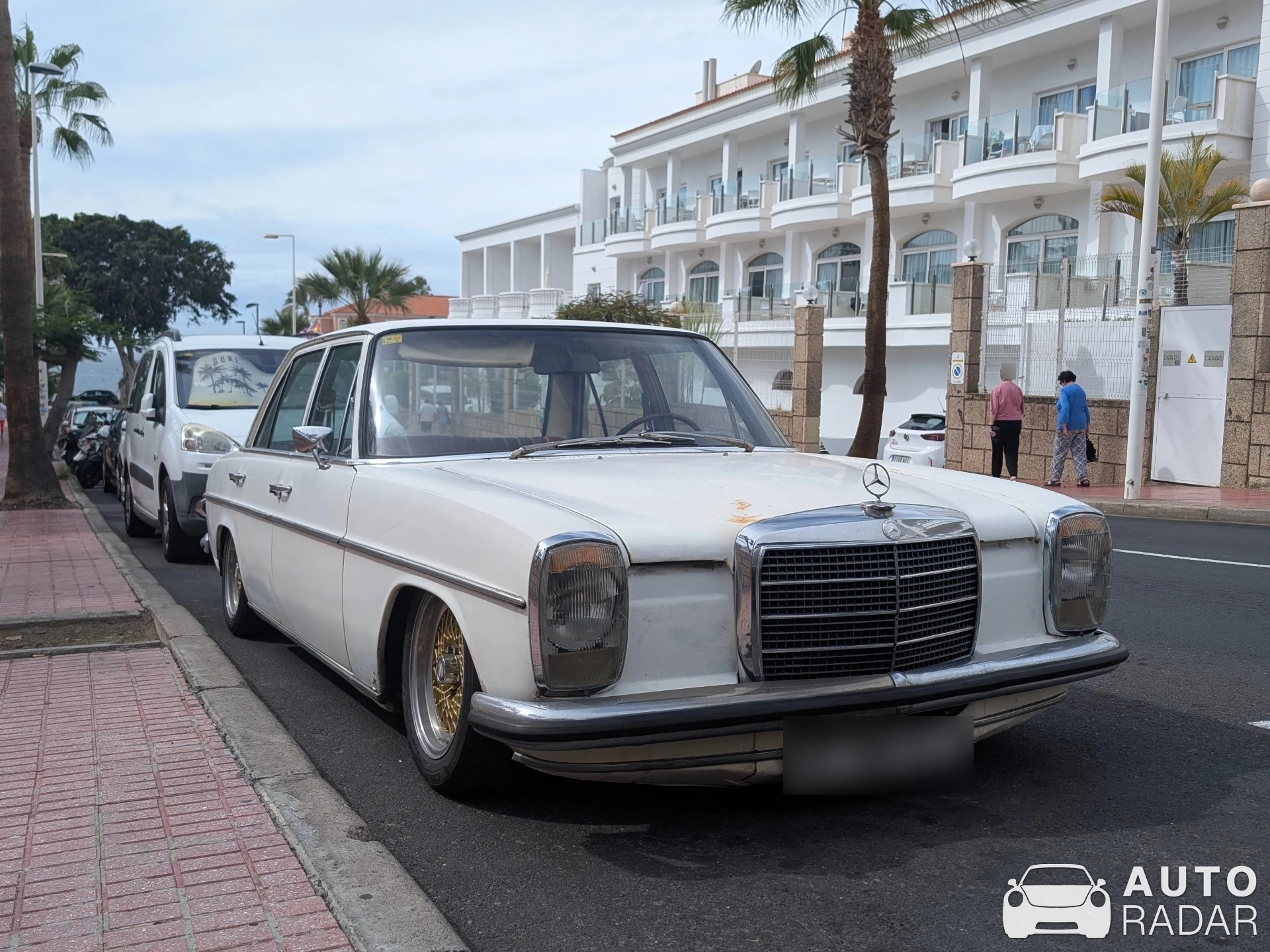 Mercedes-Benz 280C W114 spotted in Arona