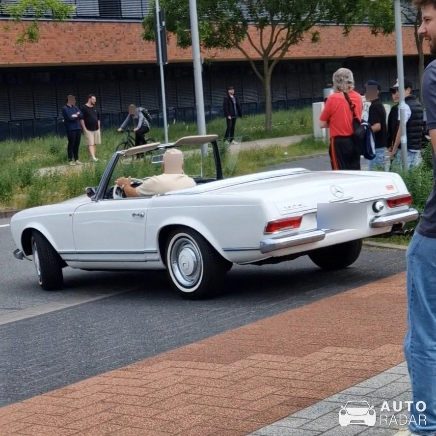 Mercedes-Benz W113 spotted in Bremen