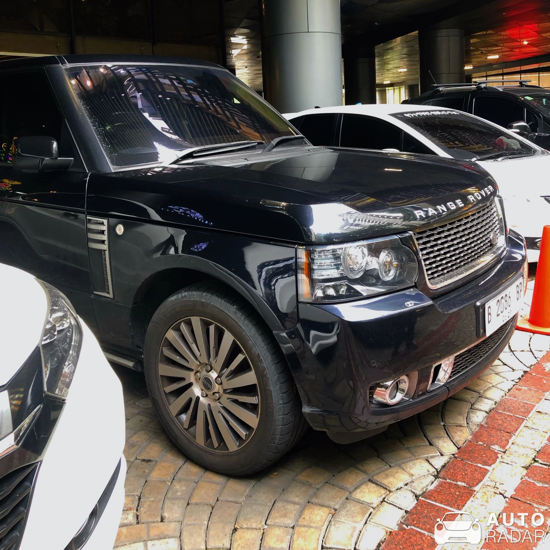 Land Rover Range Rover LWB Autobiography 2024 spotted in Surabaya, Indonesia