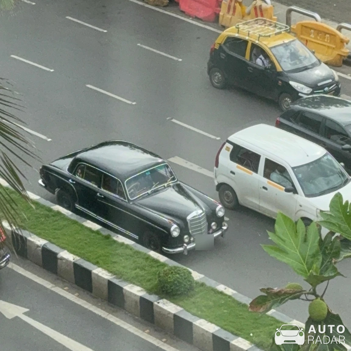 Mercedes-Benz 220 S Ponton Cabriolet W128 spotted in Mumbai