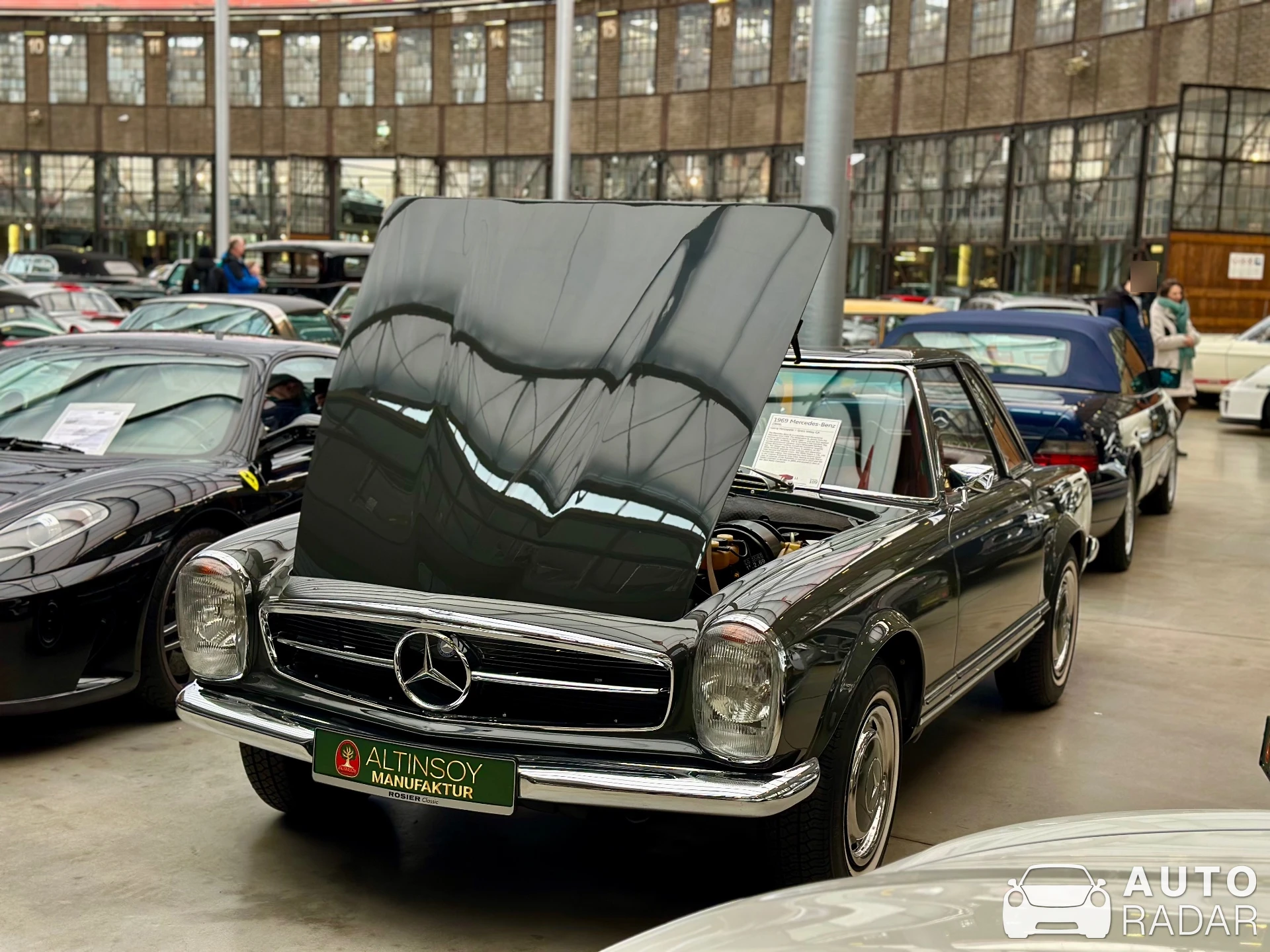 Mercedes-Benz 250SL spotted in Düsseldorf