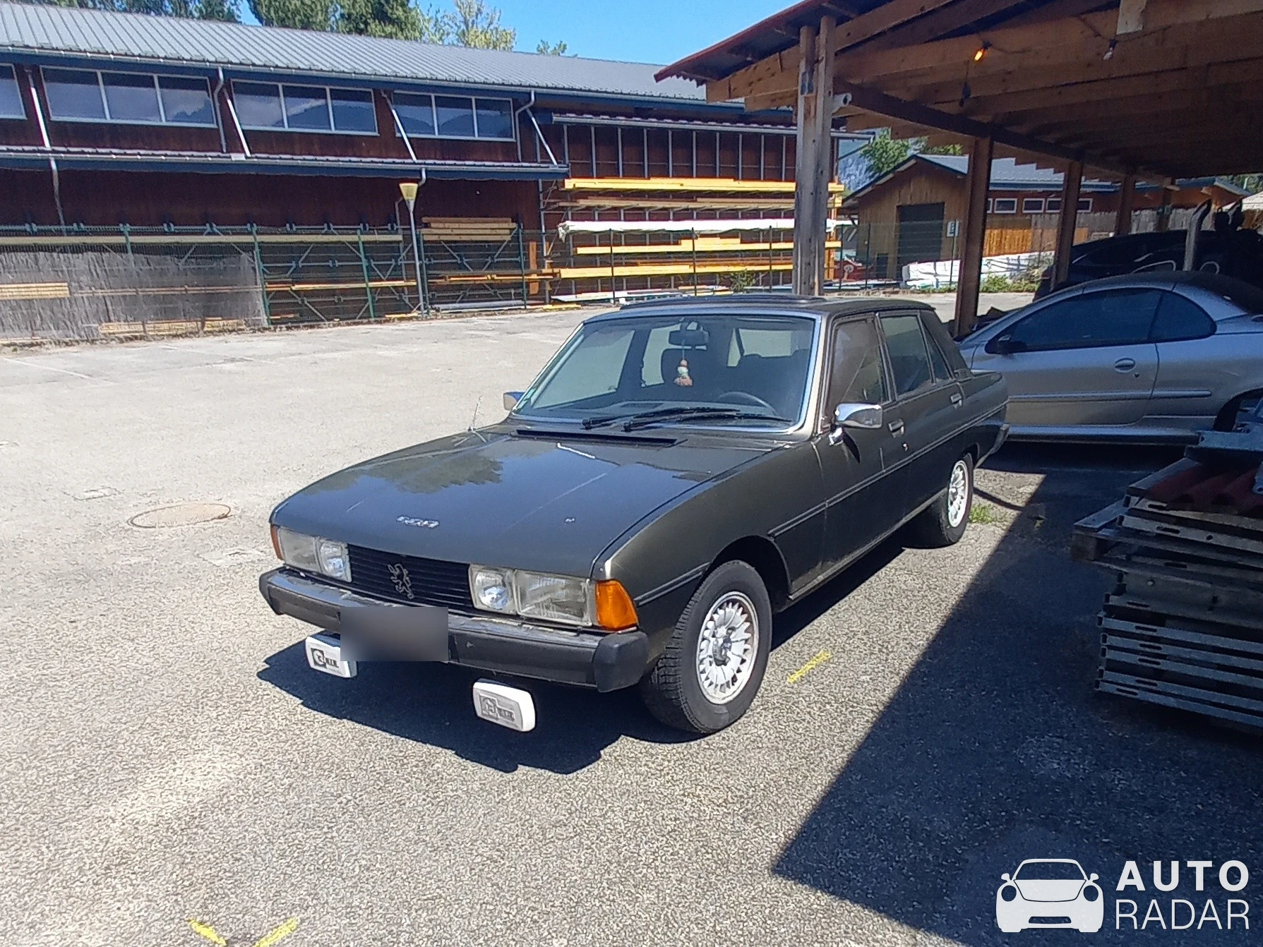 Peugeot 604 spotted in Sevrier