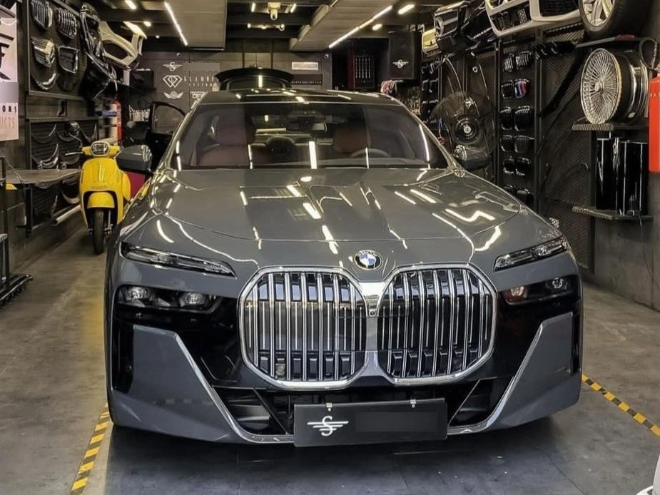 BMW 7 Series G70 Active Hybrid spotted in Tehran