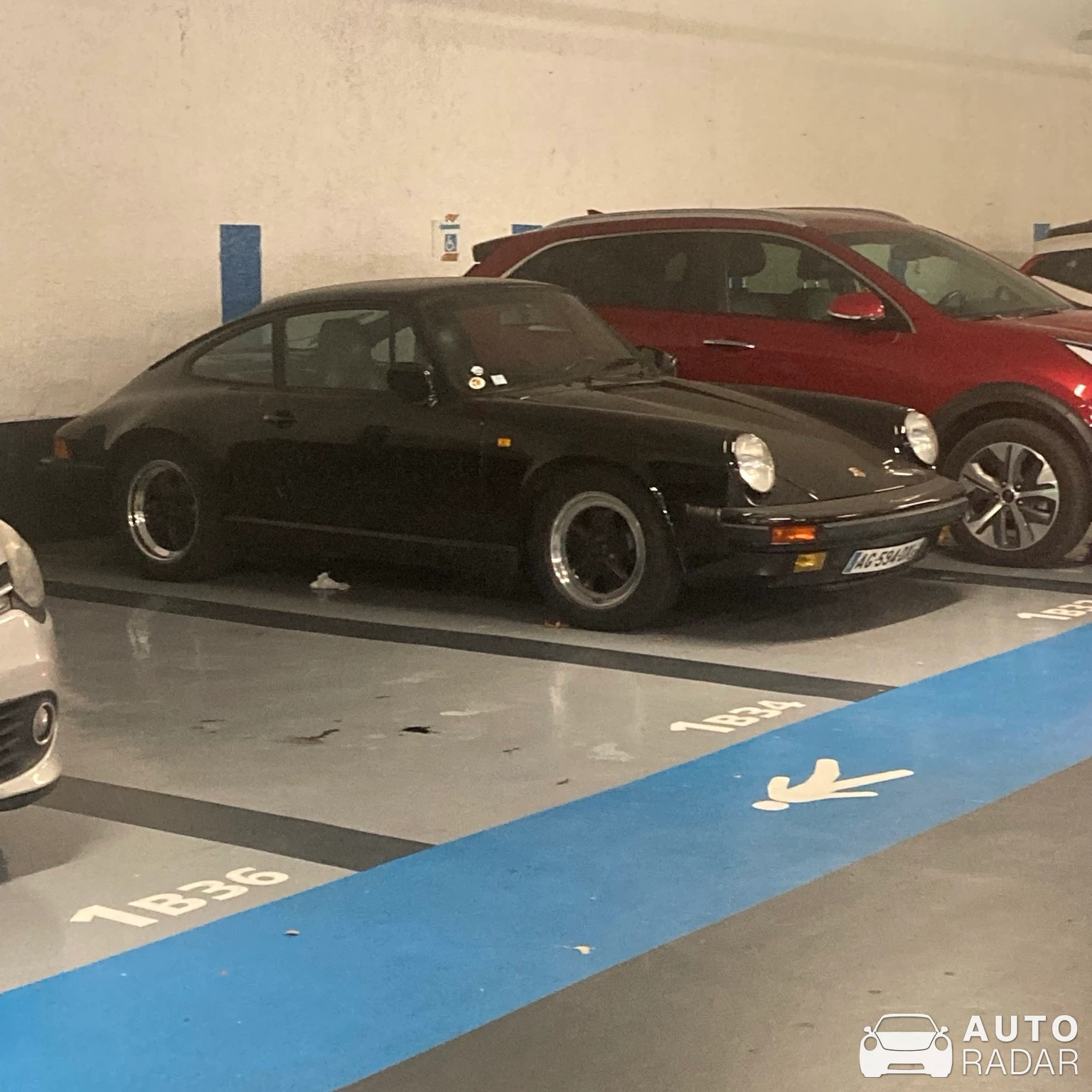 Porsche 964 Carrera spotted in Tours