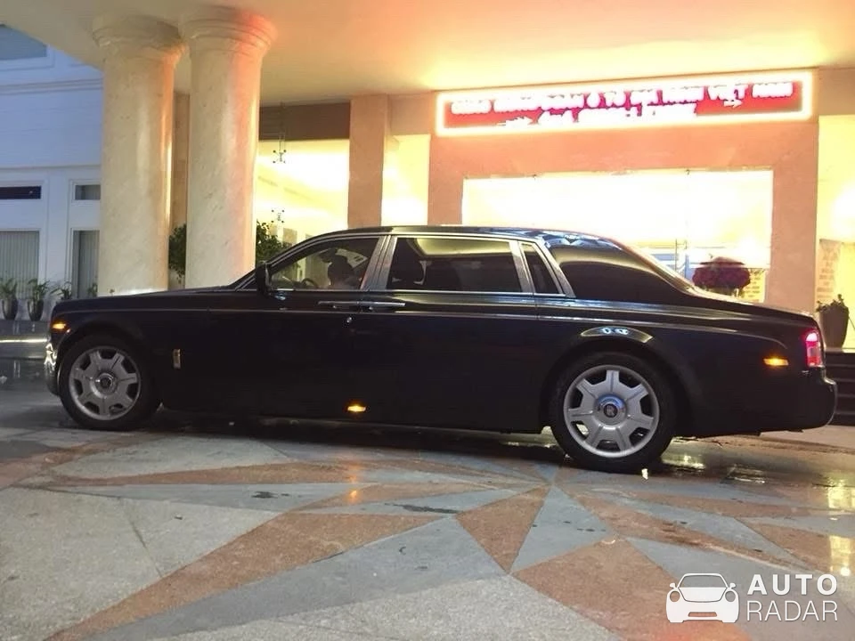 Rolls-Royce Phantom VIII spotted in Đồng Hới