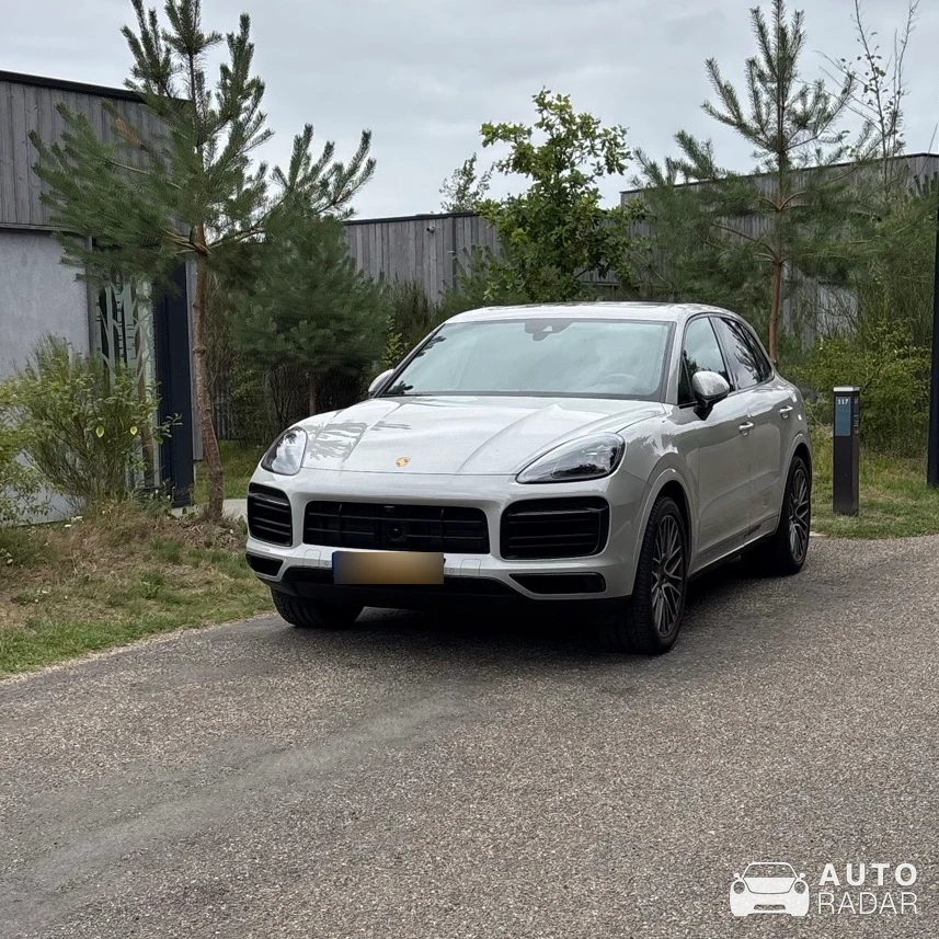 Porsche Cayenne E-Hybrid Platinum Edition spotted in Maasmechelen