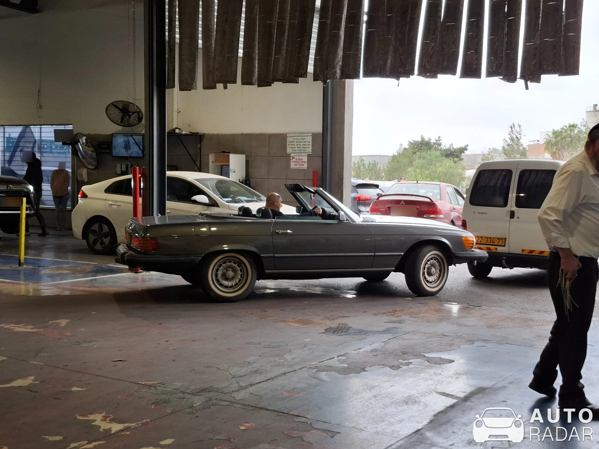 Mercedes-Benz 450 SL R107 spotted in Jerusalem, Israel