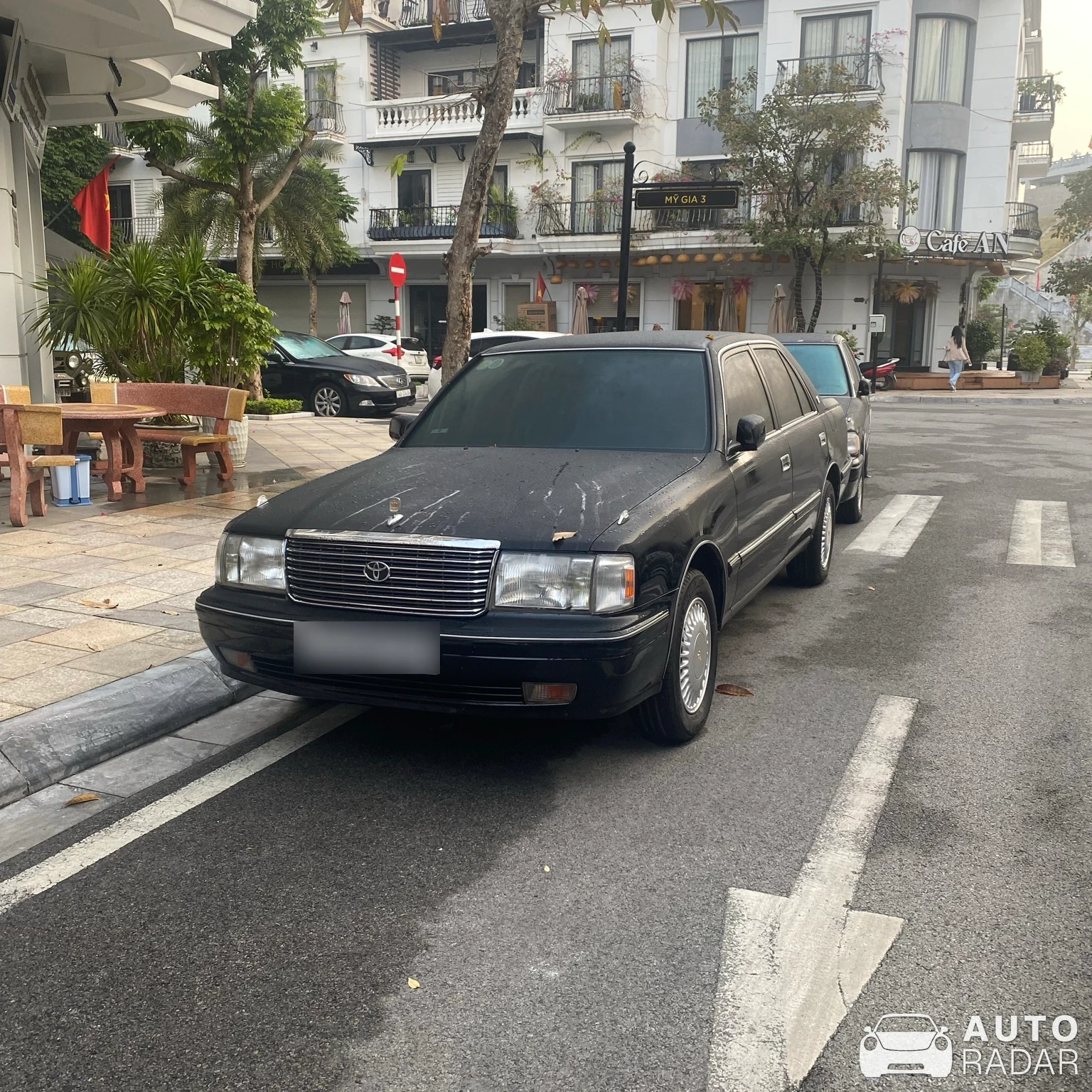 Toyota Crown Royal Saloon spotted in Thành phố Hạ Long