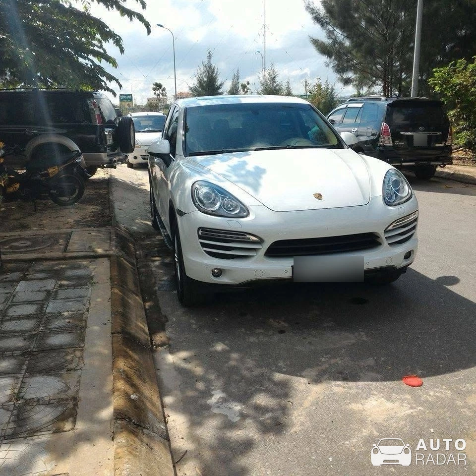 Porsche Cayenne spotted in Đồng Hới