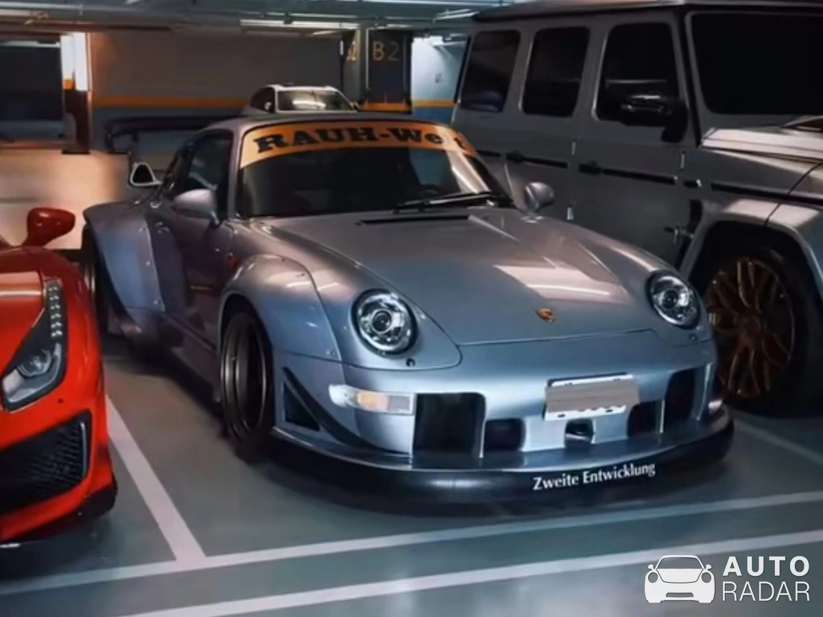 Porsche 993 Carrera spotted in Fontainebleau