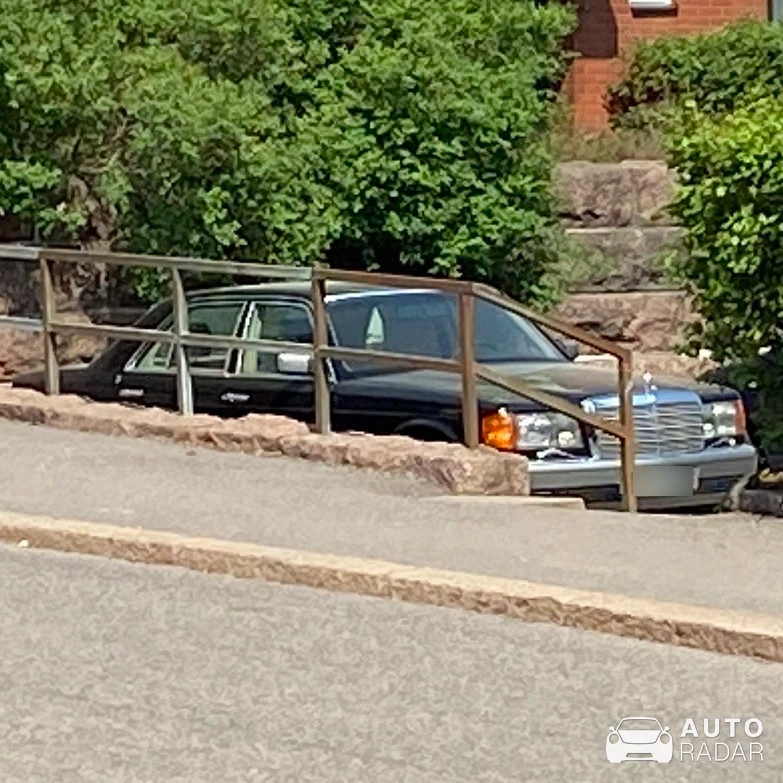 Mercedes-Benz 300 SE W126 spotted in Helsinki