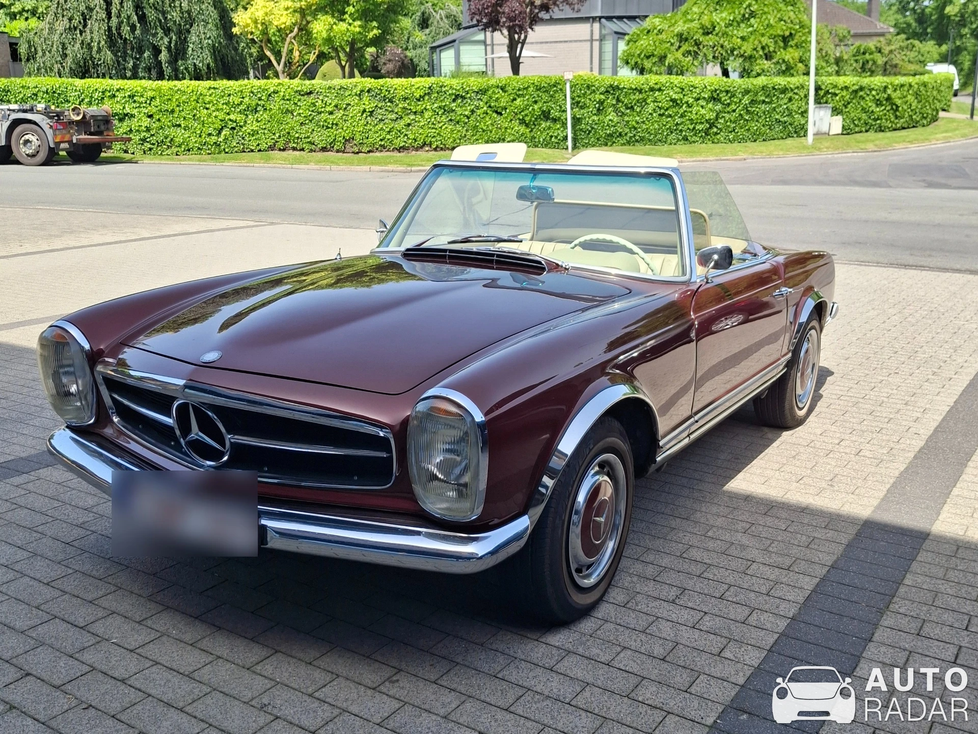 Mercedes-Benz 280SL W113 spotted in Aalst