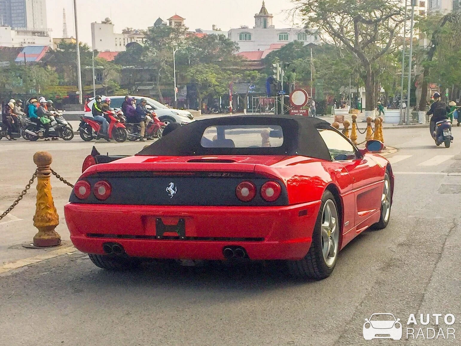 Ferrari F355 F1 GTS spotted in Hoa Lư