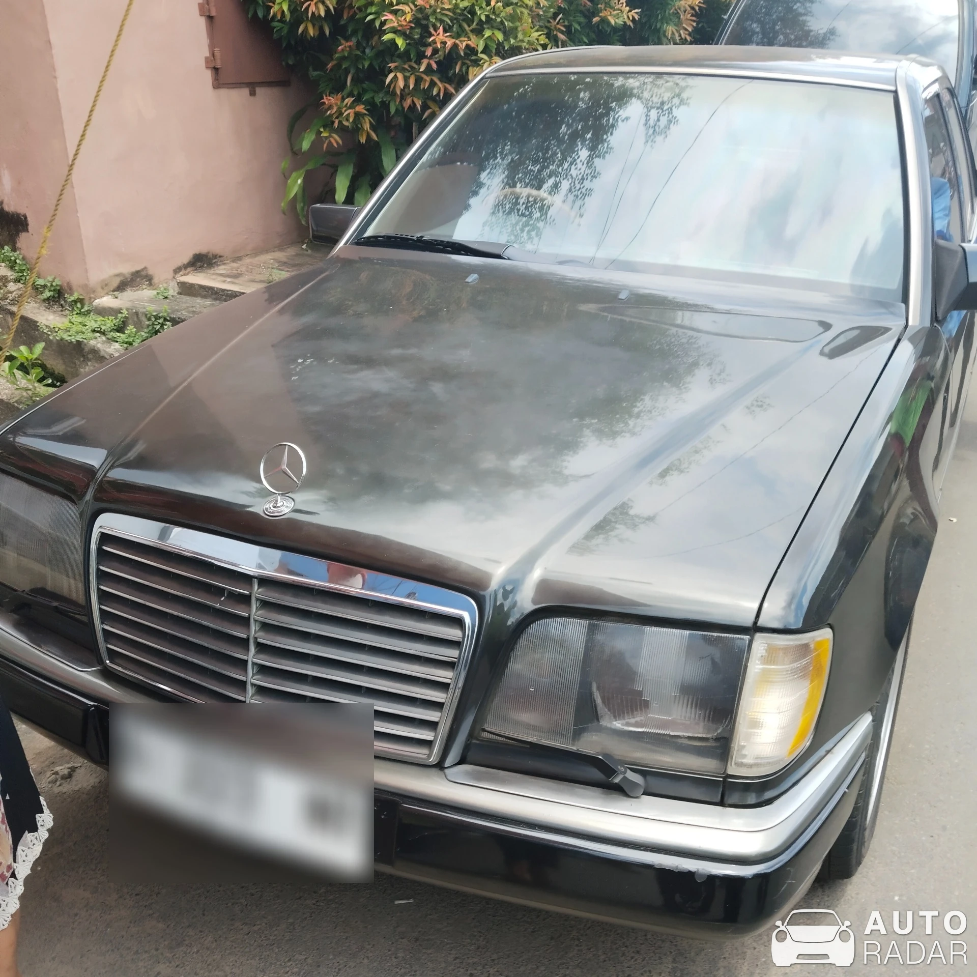 Mercedes-Benz 230E W123 spotted in Palembang