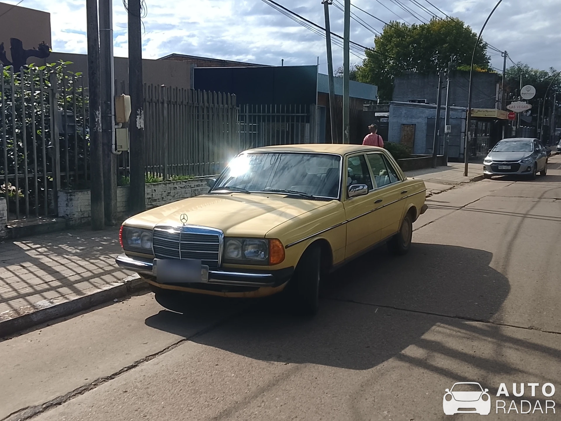 Mercedes-Benz 300D W123 spotted in Salto