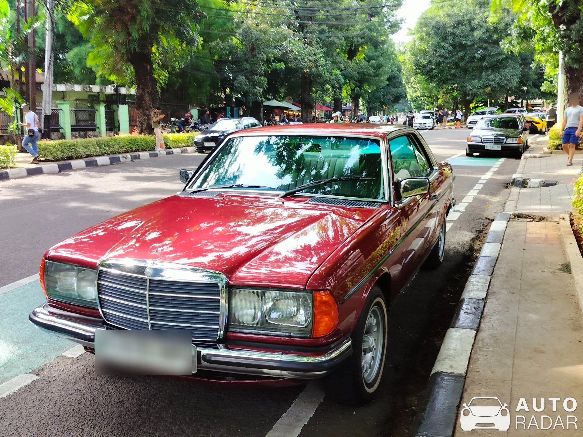 Mercedes-Benz 280 CE spotted in Kota Jakarta Selatan, Indonesia