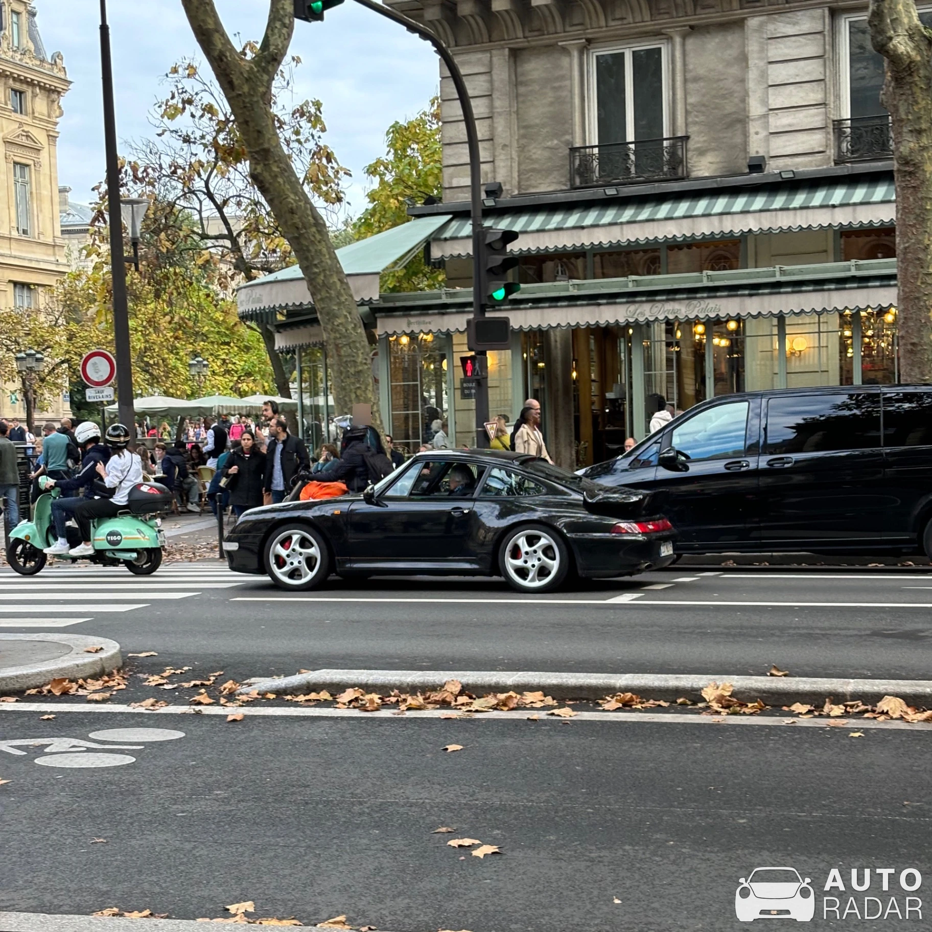 Porsche 993 Turbo spotted in Paris, France