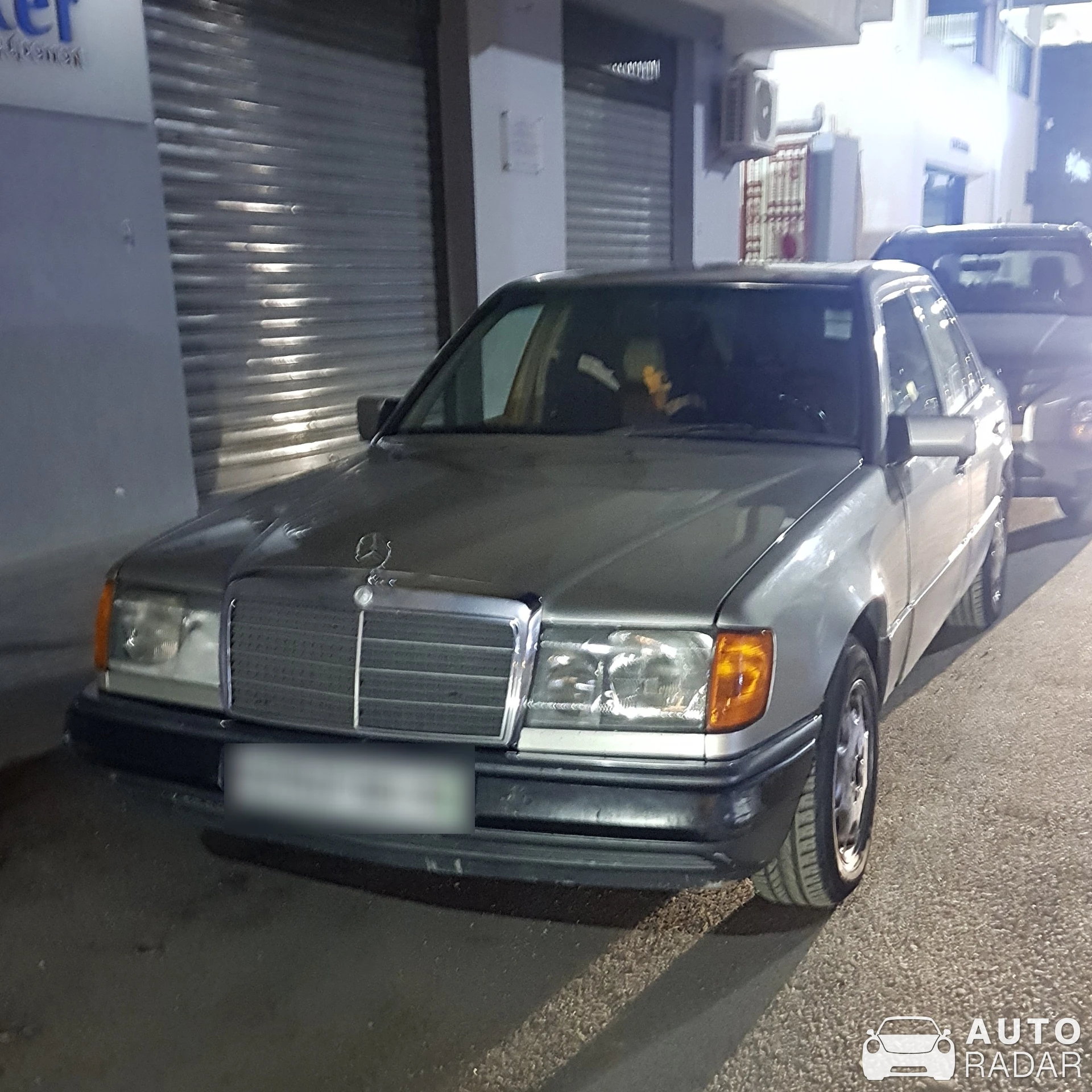 Mercedes-Benz 300E spotted in Chéraga, Algérie
