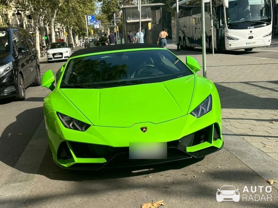 Lamborghini Huracán LP610-4 Spyder spotted in Barcelona, Spain