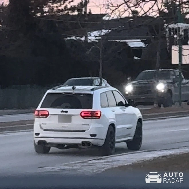Jeep Grand Cherokee SRT 2013 spotted in Terrebonne, Canada