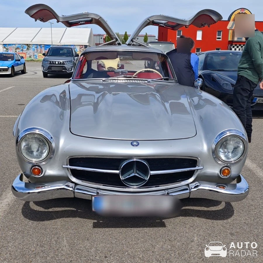 Mercedes-Benz 300SL Gullwing spotted in Chvalovice, Czechia