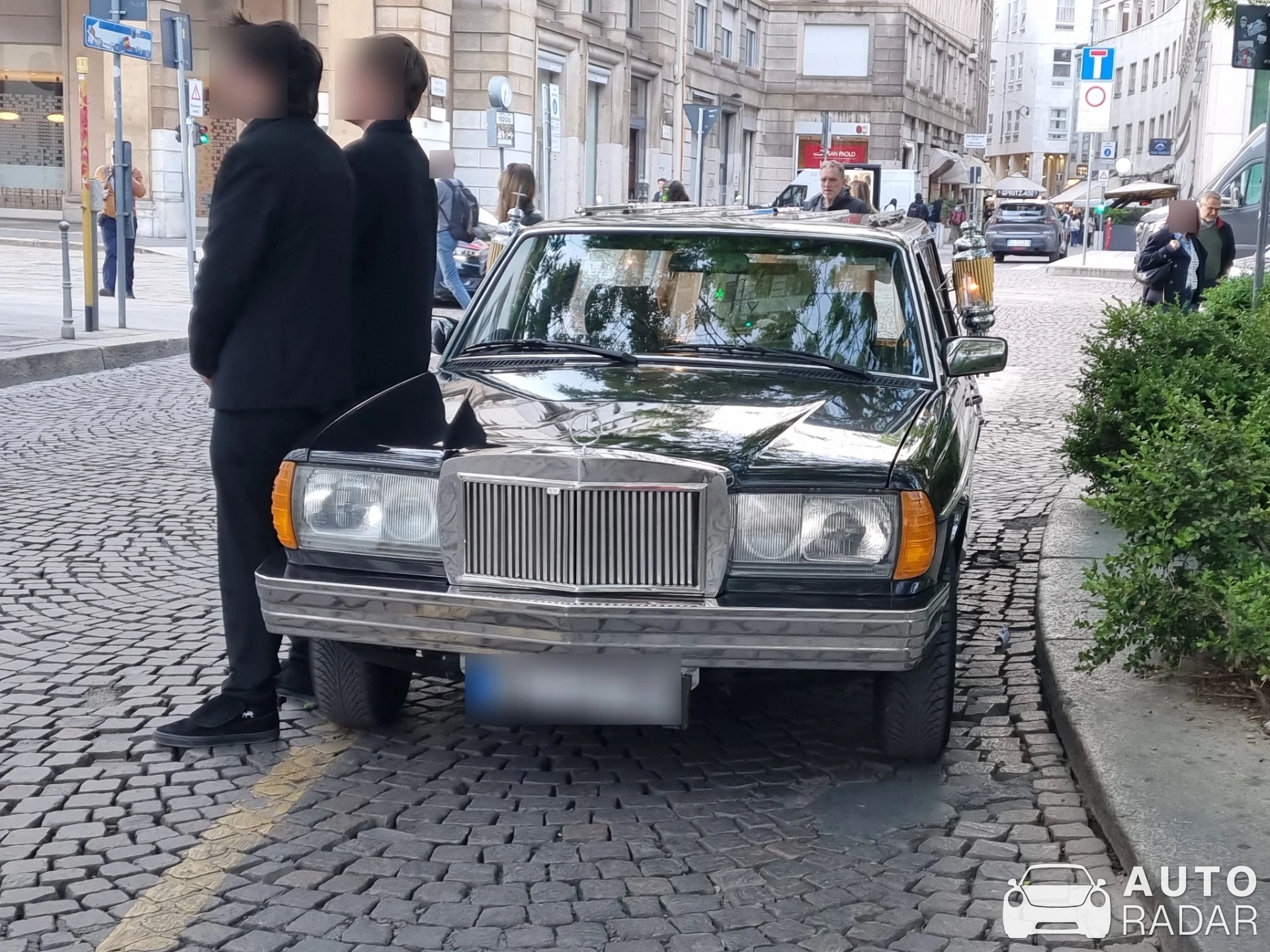 Mercedes-Benz 240 TD W123 spotted in Milano