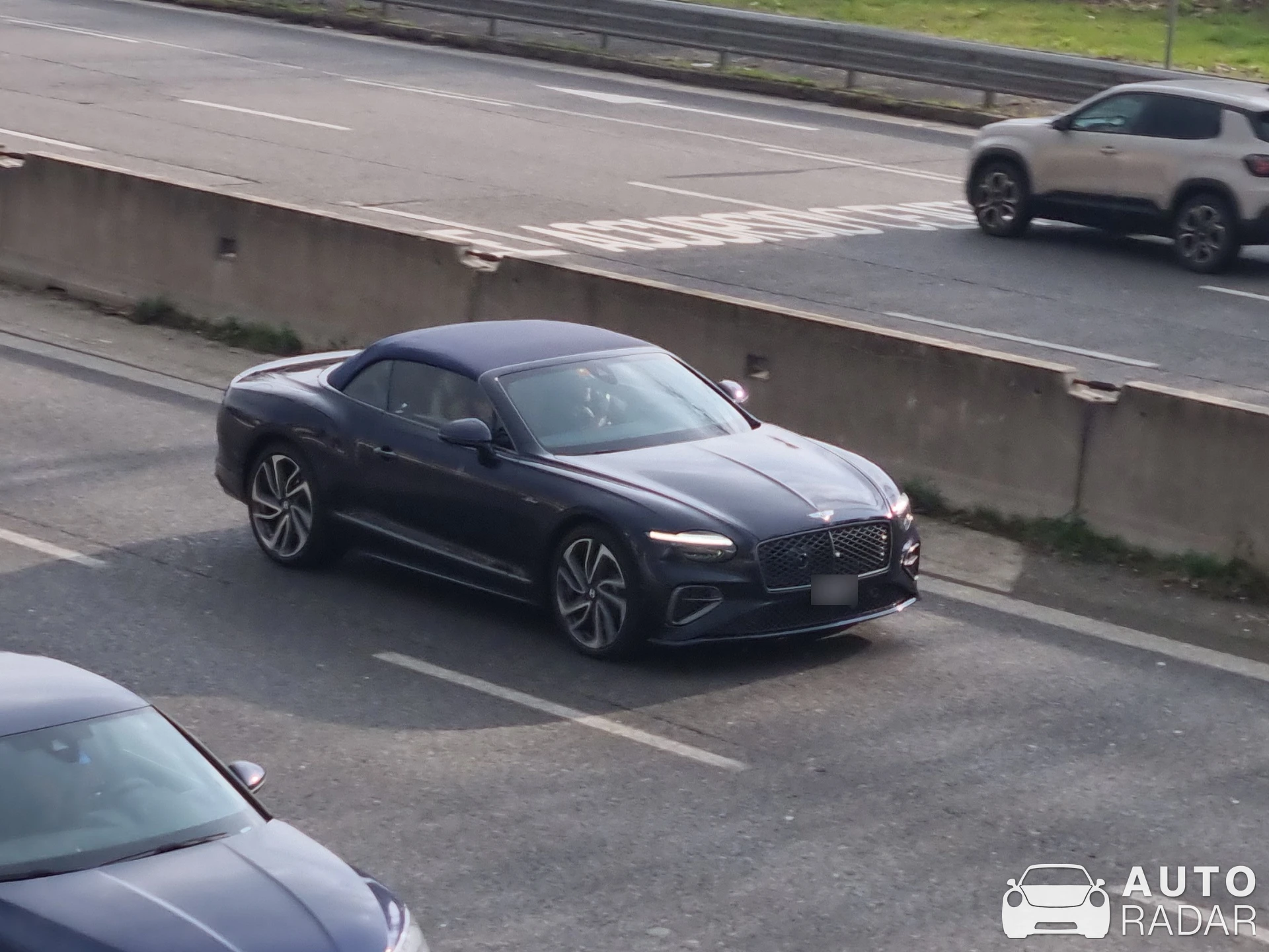 Bentley Continental GTC V8 Azure spotted in Milano