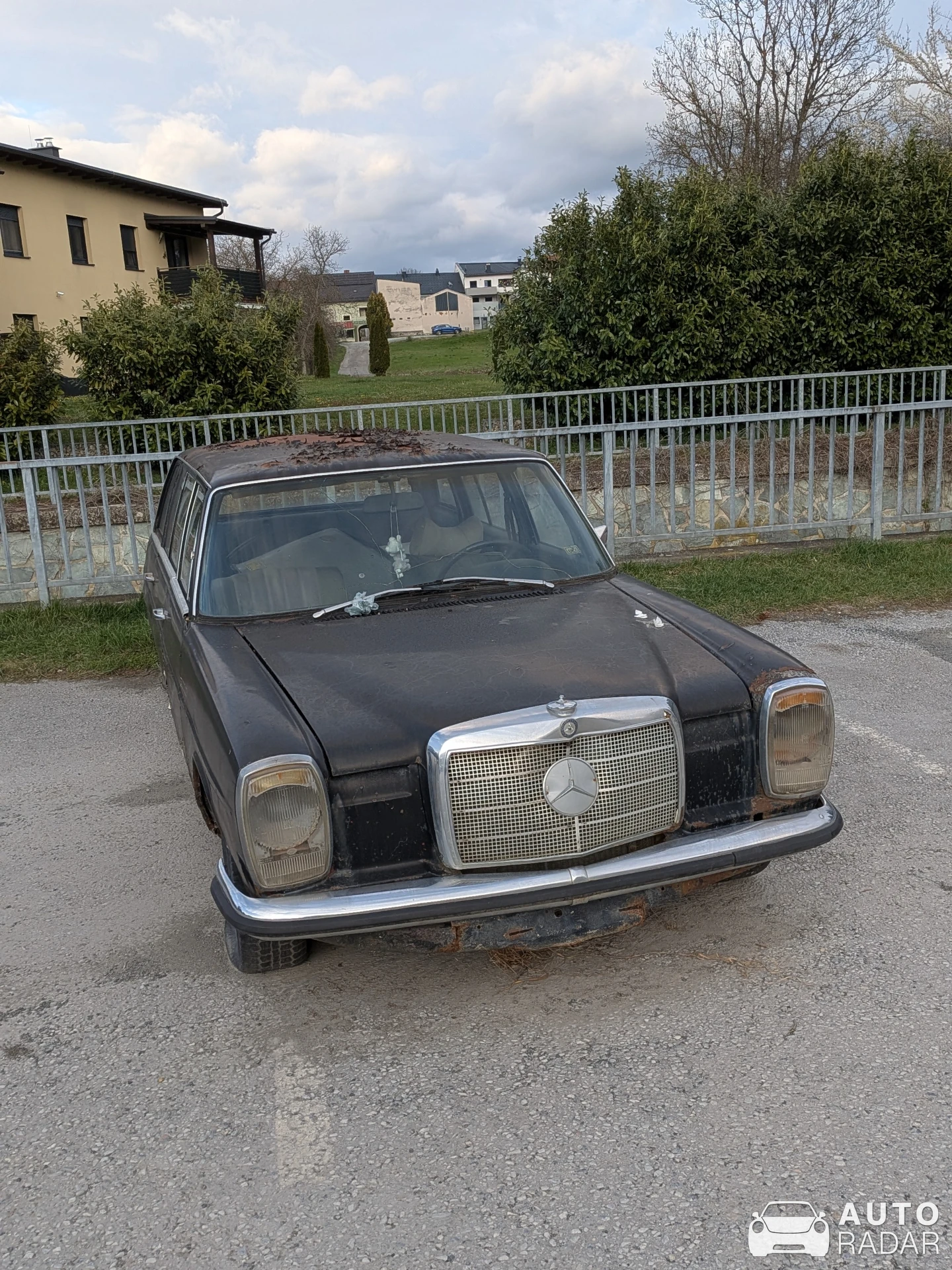 Mercedes-Benz 230E W114 spotted in Stegersbach