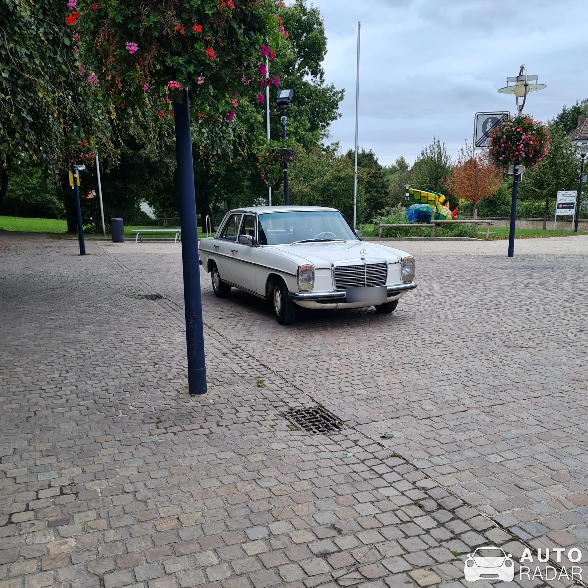 Mercedes-Benz 230E W114 spotted in Dortmund