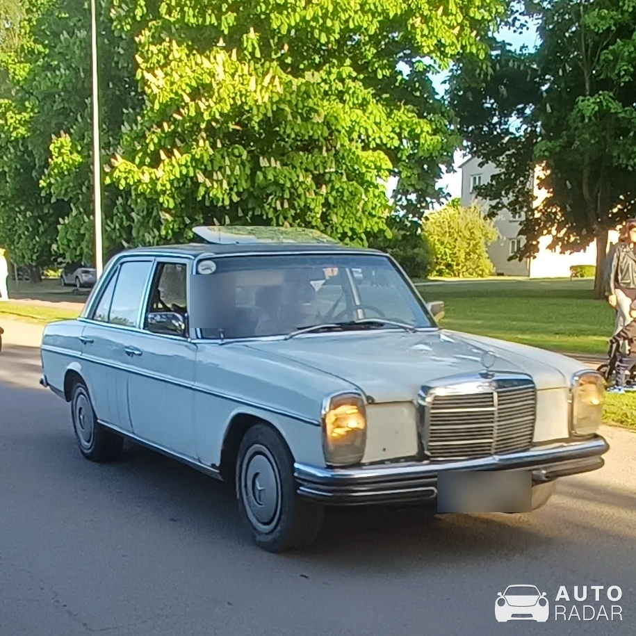 Mercedes-Benz 220D W115 spotted in Grobiņa