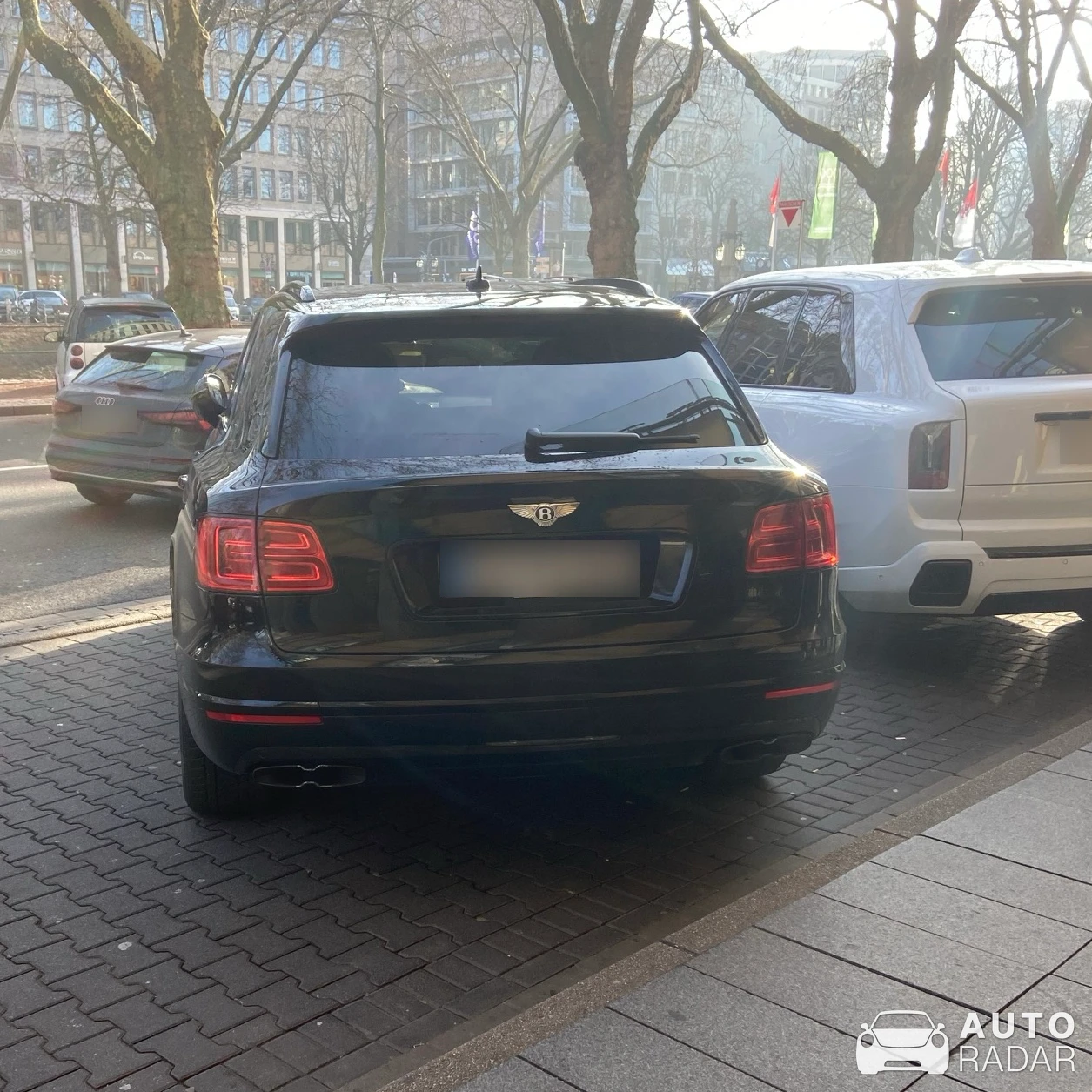 Bentley Bentayga V8 spotted in Düsseldorf, Deutschland