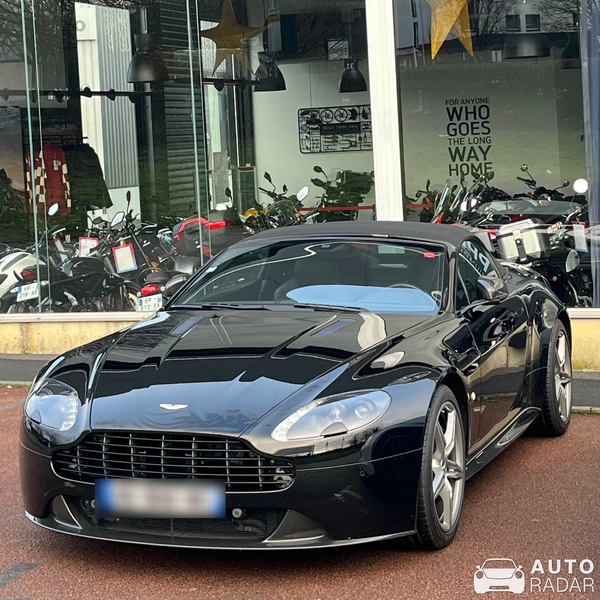 Aston Martin V8 Vantage Roadster spotted in Orvault, Franţa