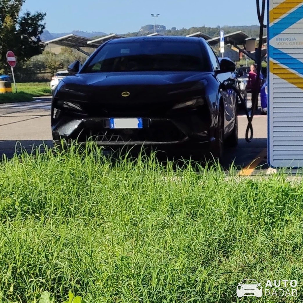 Lotus Eletre spotted in Provincia di Viterbo, Italia