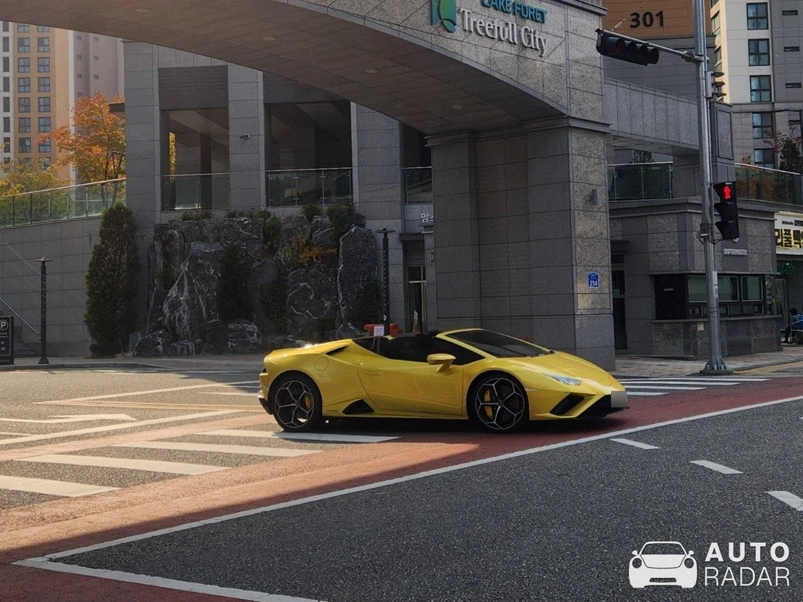 Lamborghini Huracán LP640-4 EVO Spyder spotted in Daejeon, South Korea