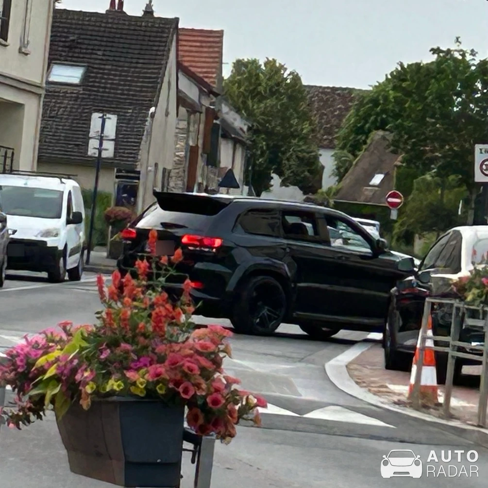 Jeep Grand Cherokee SRT 2013 spotted in Collégien