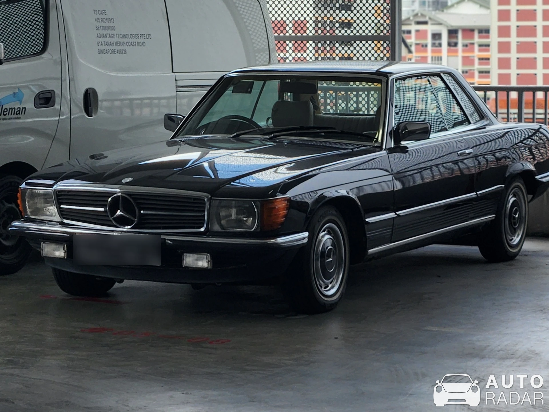 Mercedes-Benz 280 S spotted in Singapore