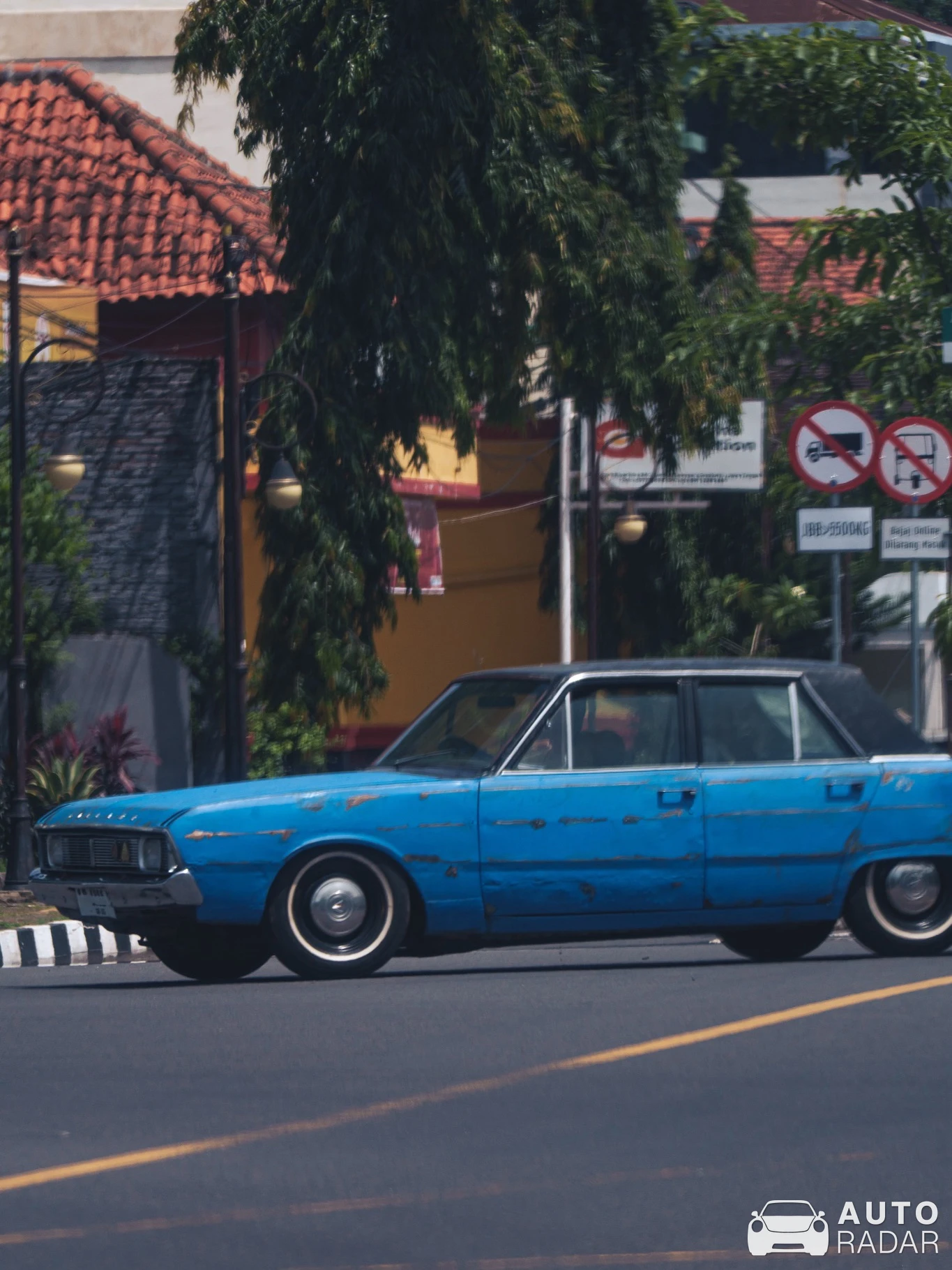 Chrysler Valiant spotted in Kota Surakarta