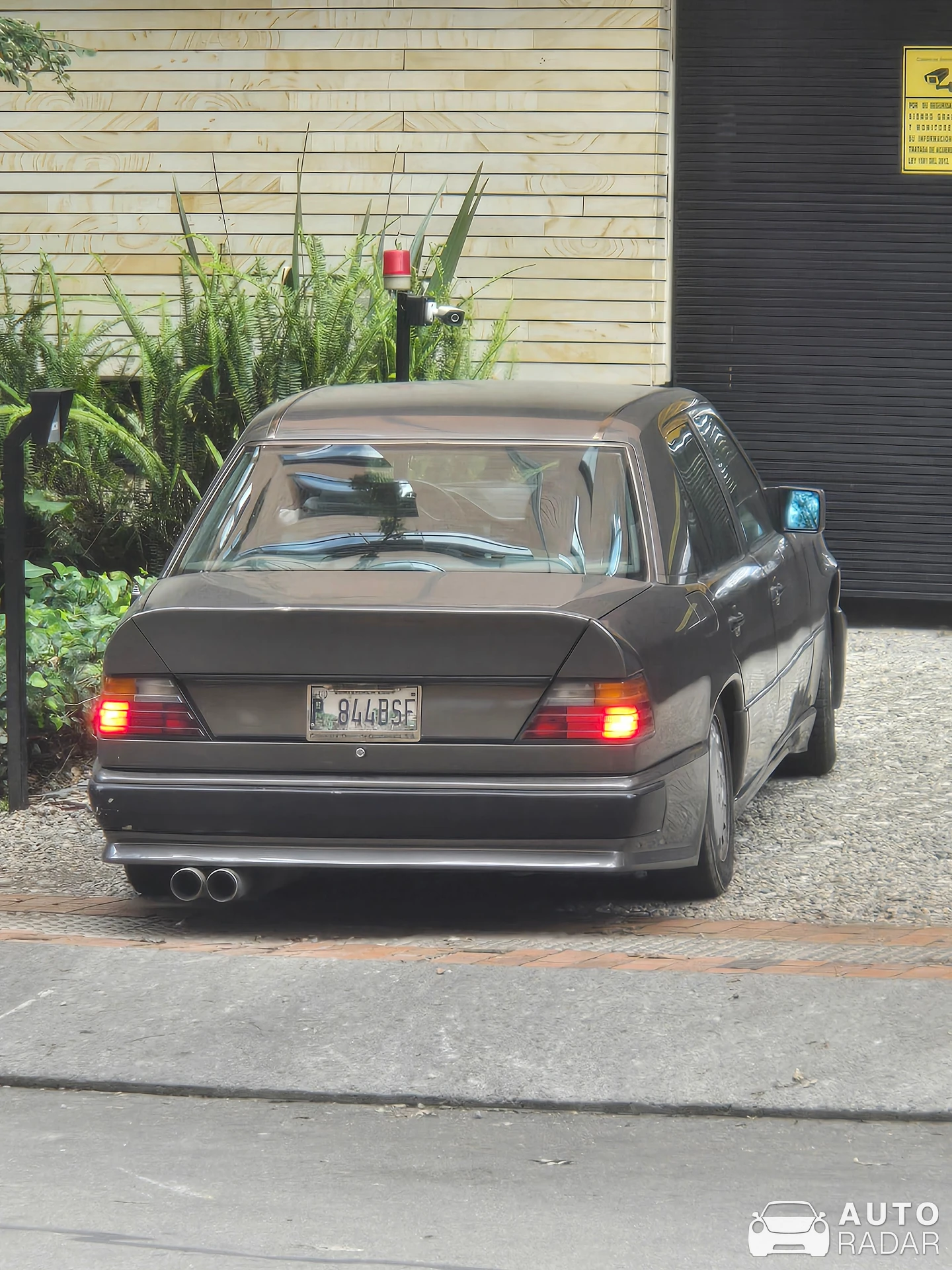 Mercedes-Benz 500E spotted in Bogotá