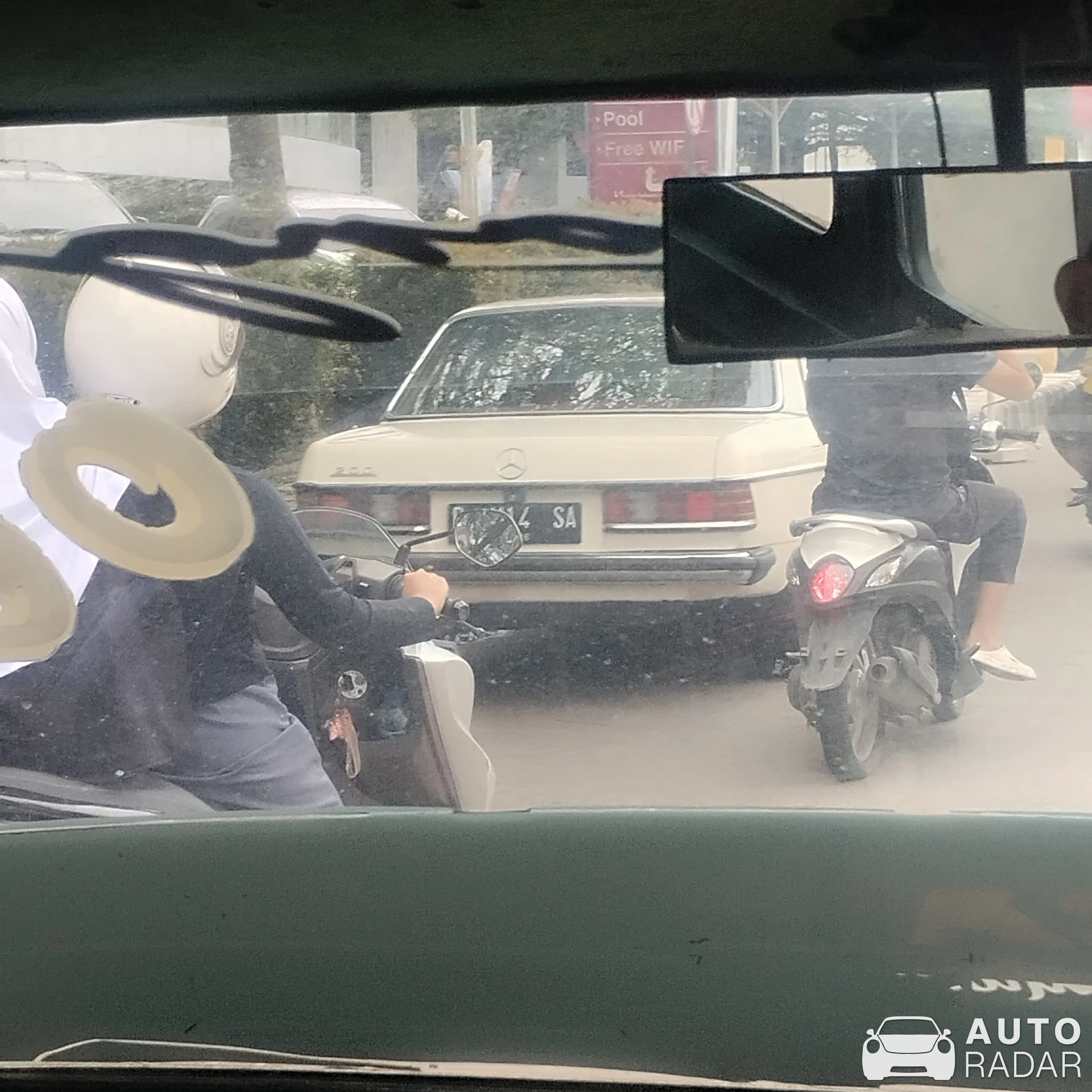Mercedes-Benz 230E W123 spotted in Cirebon, Indonesia