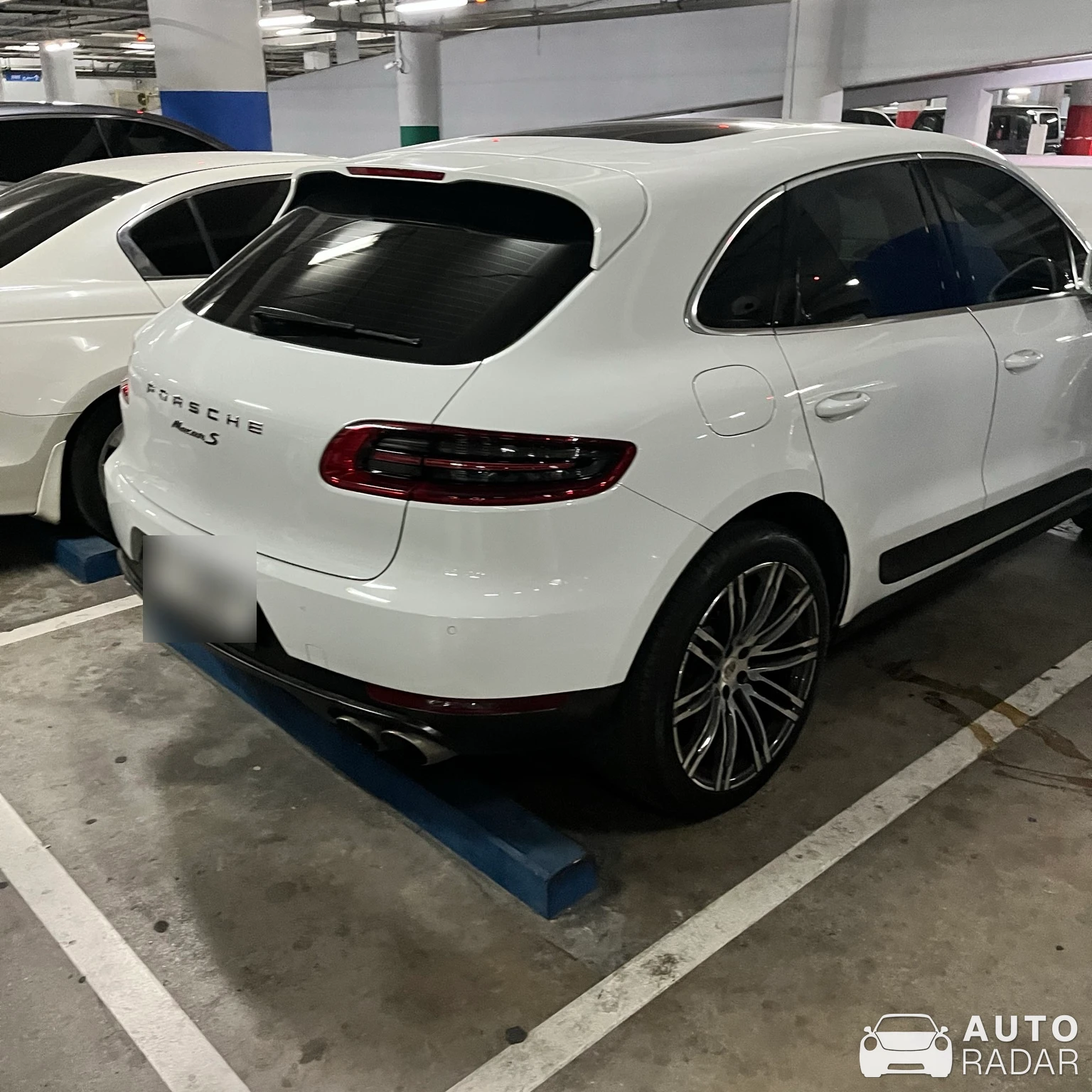Porsche Macan spotted in Dubai, Spojené arabské emiráty