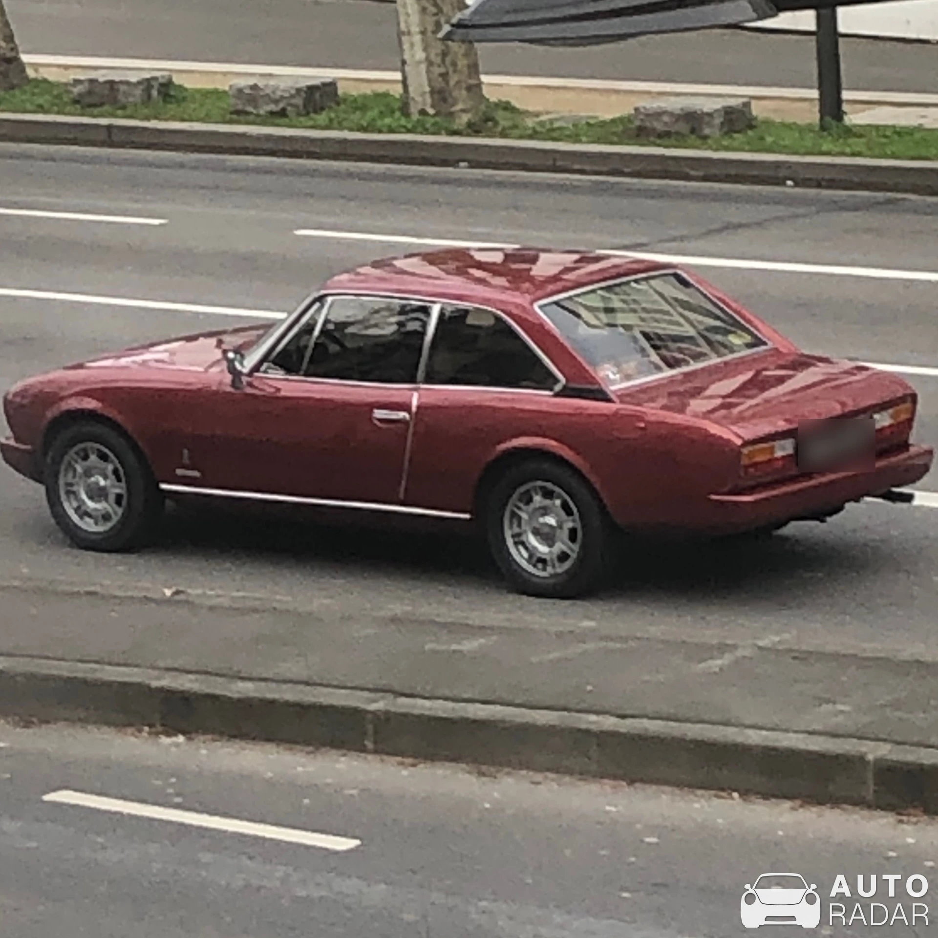 Peugeot 504 Coupé spotted in Boulogne-Billancourt, France