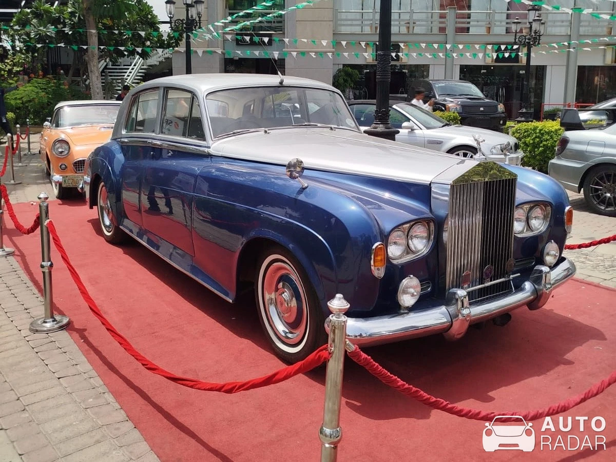 Rolls-Royce Silver Cloud III spotted in Karachi