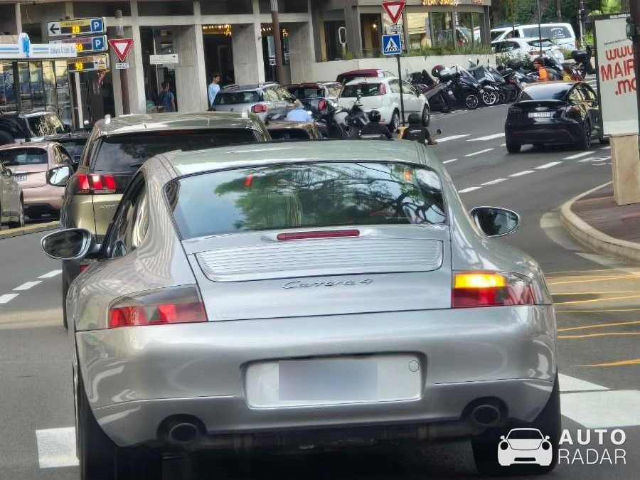Porsche 996 Carrera 4 spotted in Metropolitan City of Naples, Italy