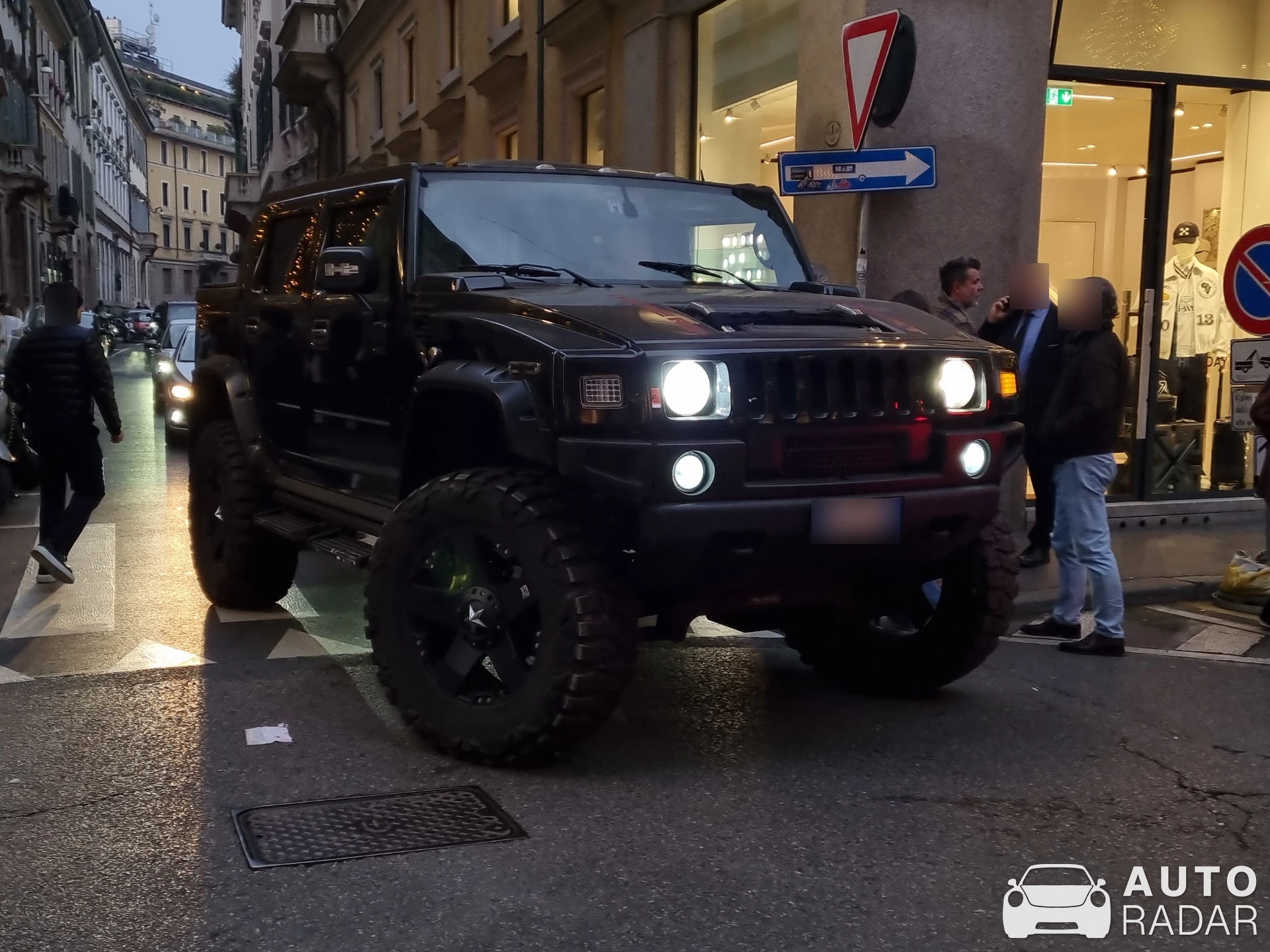 Hummer H2 spotted in Milano, Italia