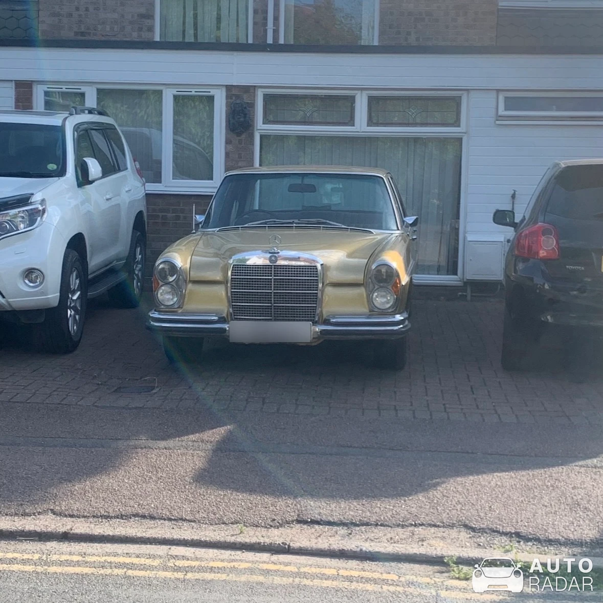 Mercedes-Benz 280 SE spotted in Woodhouse, United Kingdom