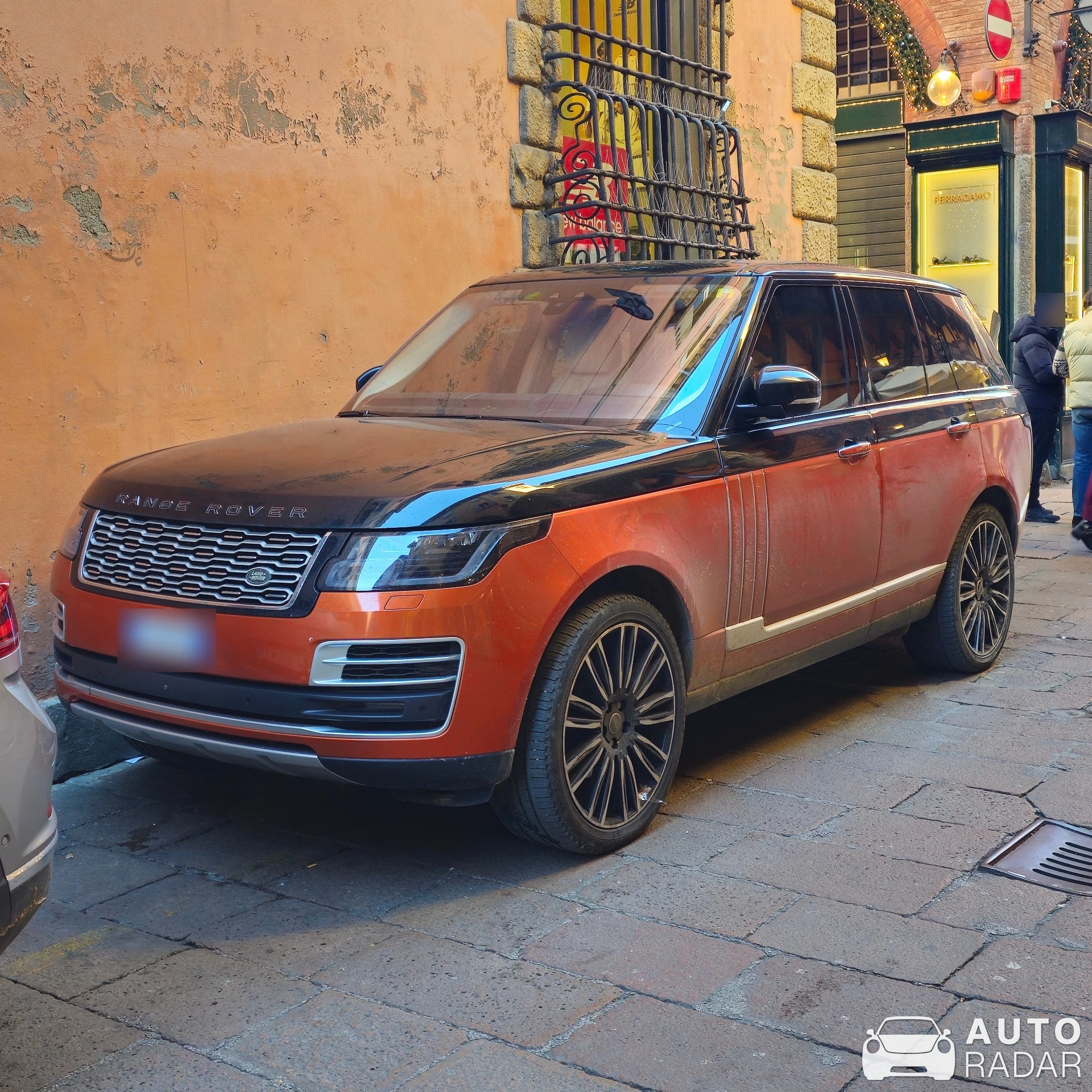 Land Rover Range Rover LWB Autobiography 2024 spotted in Bologna, Italy
