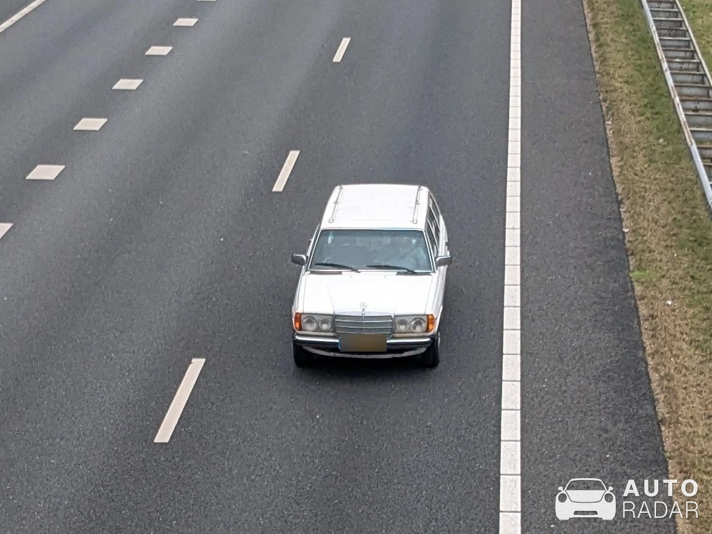 Mercedes-Benz 200D W123 spotted in Hengelo