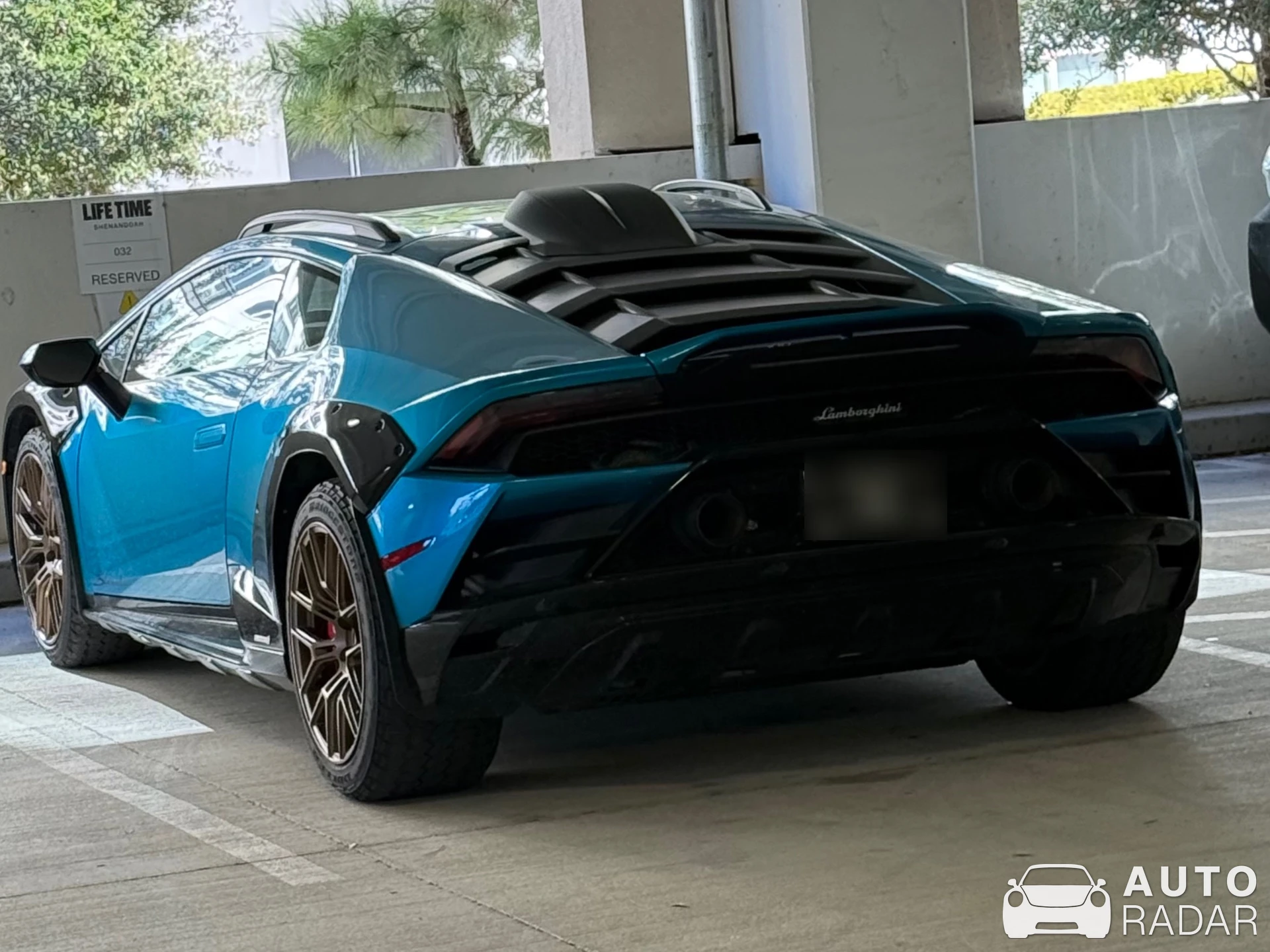 Lamborghini Huracán LP610-4 Sterrato spotted in Spring