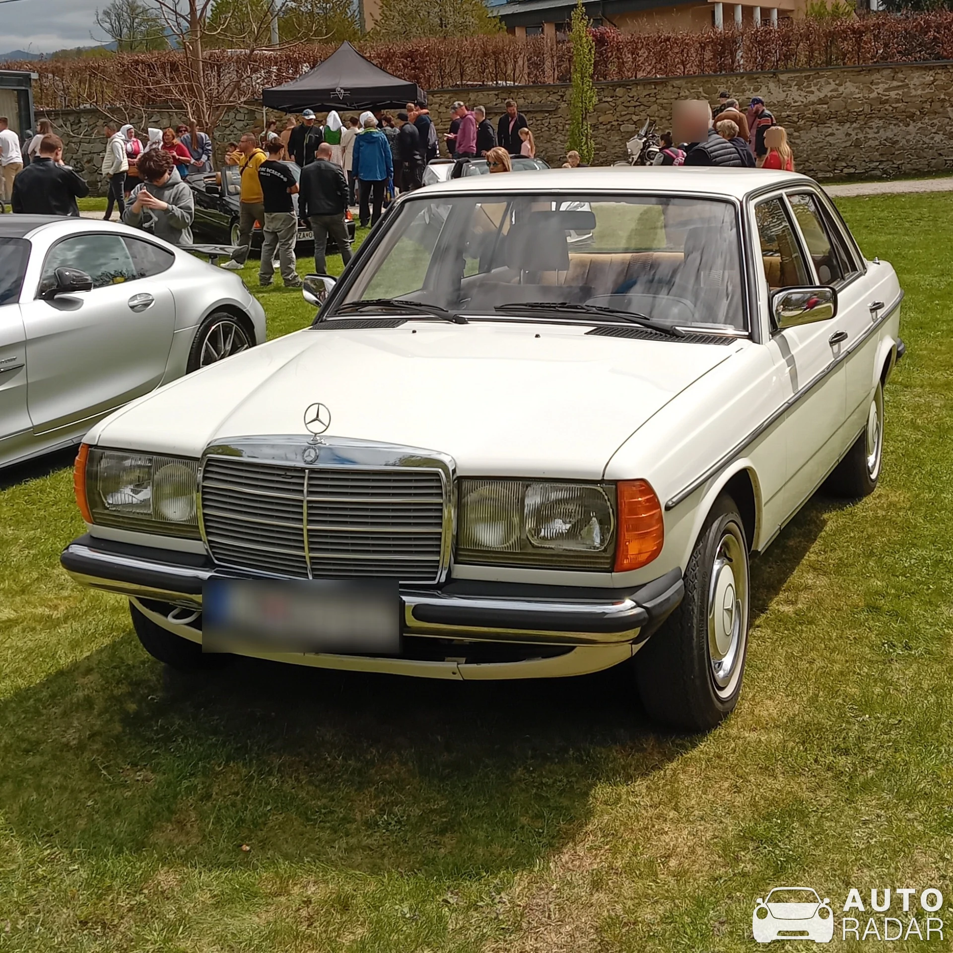 Mercedes-Benz 230 S spotted in Gbeľany