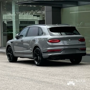 Bentley Bentayga Azure EWB spotted in Singapore